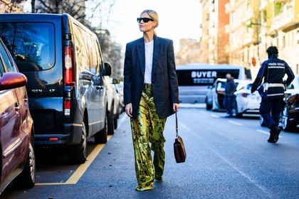 green pants, shiny pants, sequin pants, printed pants, sunglasses, black sunglasses, grey blazer, white tshirt, handbag, leather bag, linda tol, fashion week, frenchystyle, FW, jonathan paciullo, street style, atmosphere details, horizontal, full length