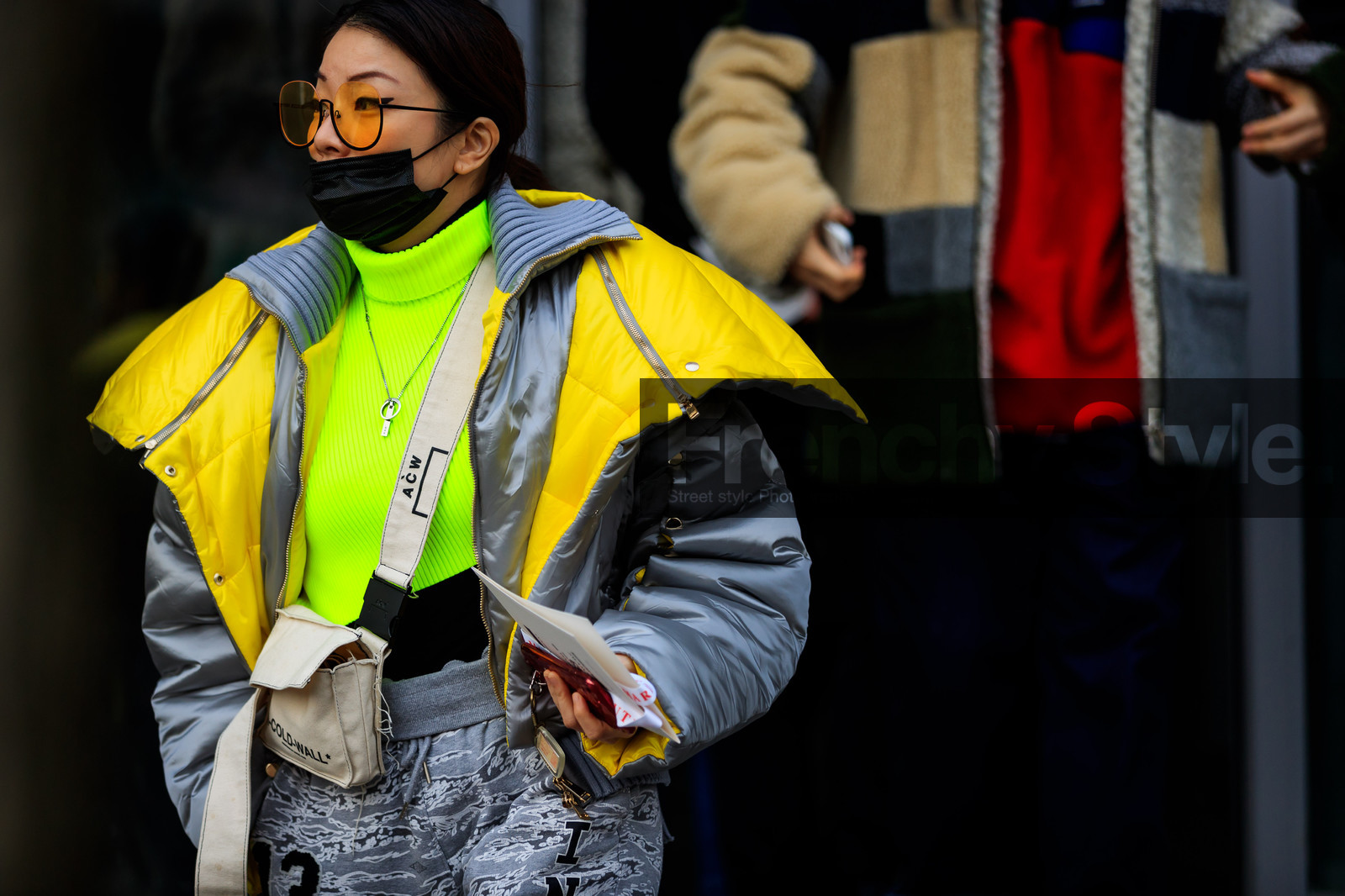 down jacket, graphic pants, grey jacket, grey pants, leather bag, printed pants, sunglasses, sweatpants, trousers, turtleneck sweater, white bag, yellow, yellow sweater, fashion week, frenchystyle, FW, jonathan paciullo, street style, PFW, PARIS, AUTUMN WINTER 2018-2019, FALL WINTER 2018-2019, FW 18-19, horizontal, atmosphere details