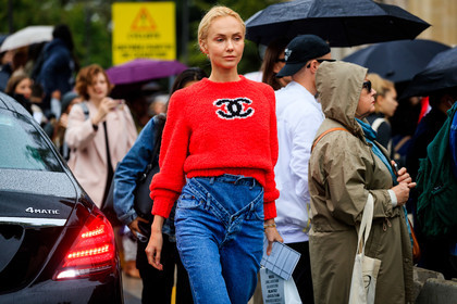 olga karput, red pullover, chanel pullover, blue jeans, denim, PARIS, PFW, SPRING SUMMER 2020, SS 20, fashion week, frenchystyle, FW, jonathan paciullo, street style, horizontal, atmosphere details, detail