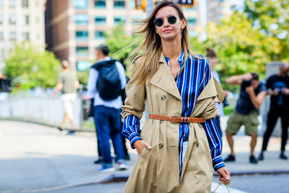 atmosphere details, blue shirt, brown belt, Clara Racz, denim pants, detail, fashion week, frenchystyle, FW, graphic shirt, horizontal, jeans, jonathan paciullo, leather belt, NEW YORK, NYFW, off the shoulder, printed shirt, SPRING SUMMER 2018, SS 18, street style, striped shirt, sunglasses, trench coat, trousers, white denim