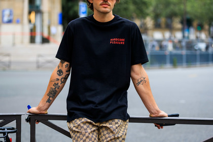 tatoo, tatoo detail, black t-shirt, letter printed t-shirt, red t-shirt, black sunglasses, square shape glasses, JS roques, fashion week, frenchystyle, FW, jonathan paciullo, street style, PFW, PARIS, SPRING SUMMER 2022, SS 22, horizontal, atmosphere details, detail