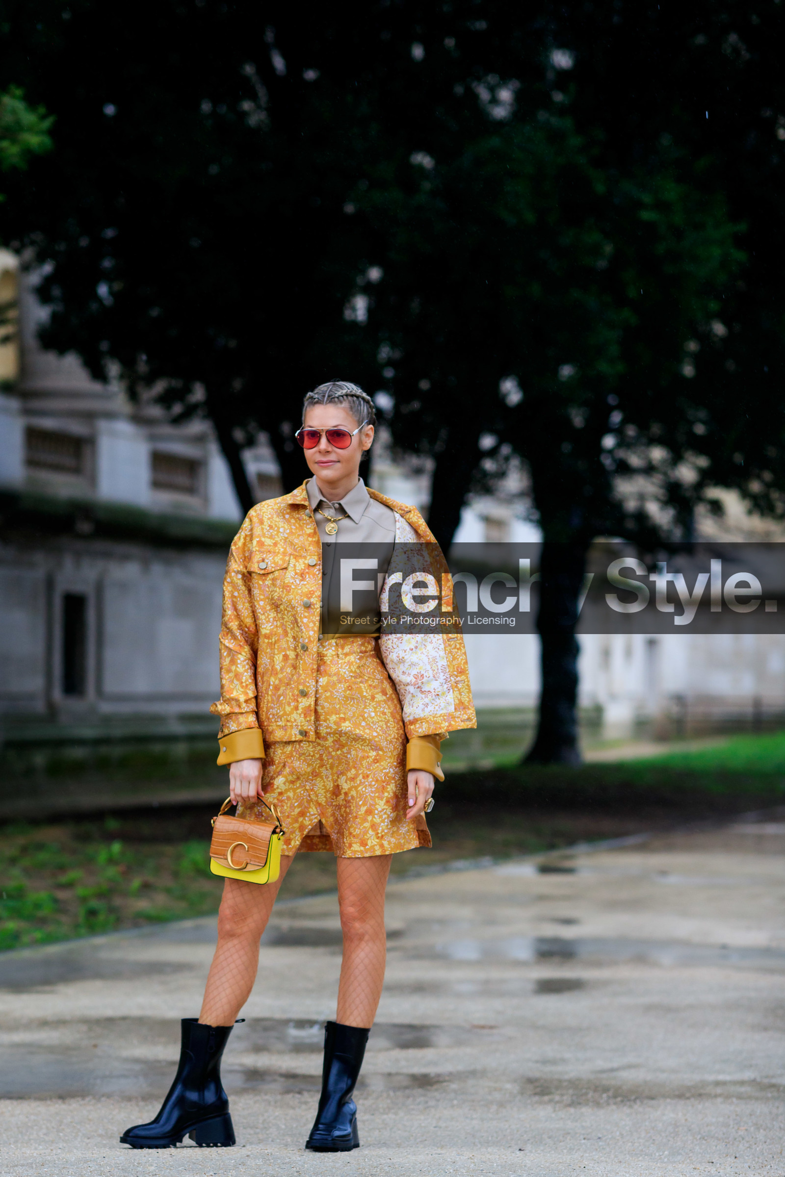 orange jacket, orange skirt, floral printed jacket, floral printed skirt, mini skirt, camel jacket, camel leather bag, camel skirt, beige leather shirt, yellow leather bag, bicolor bag, animal skin bag, hand bag, chloe bag, black leather boots, low boots, kitten heels boots, fishnet tights, sheer tights, golden necklace, charms necklace, aviator sunglasses, red sunglasses, fashion week, frenchystyle, FW, jonathan paciullo, street style, PFW, PARIS, AUTUMN WINTER 2020-2021, FALL WINTER 2020-2021, FW 20-21, vertical, full length