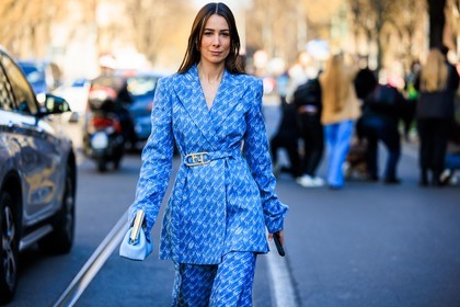 fendi pouch, blue pouch, blue fendi suit, full fendi look, printed pants, dark blue pants, printed blazer, blue blazer, fendi logo bag, oversized pants, oversized blazer, blue look, close up, alice barbier, alice & j.s, fashion week, frenchystyle, FW, jonathan paciullo, street style, MFW, MILAN, FALL WINTER 2022_2023, AUTUMN WINTER 2022-2023, FW 22-23, horizontal, atmosphere details