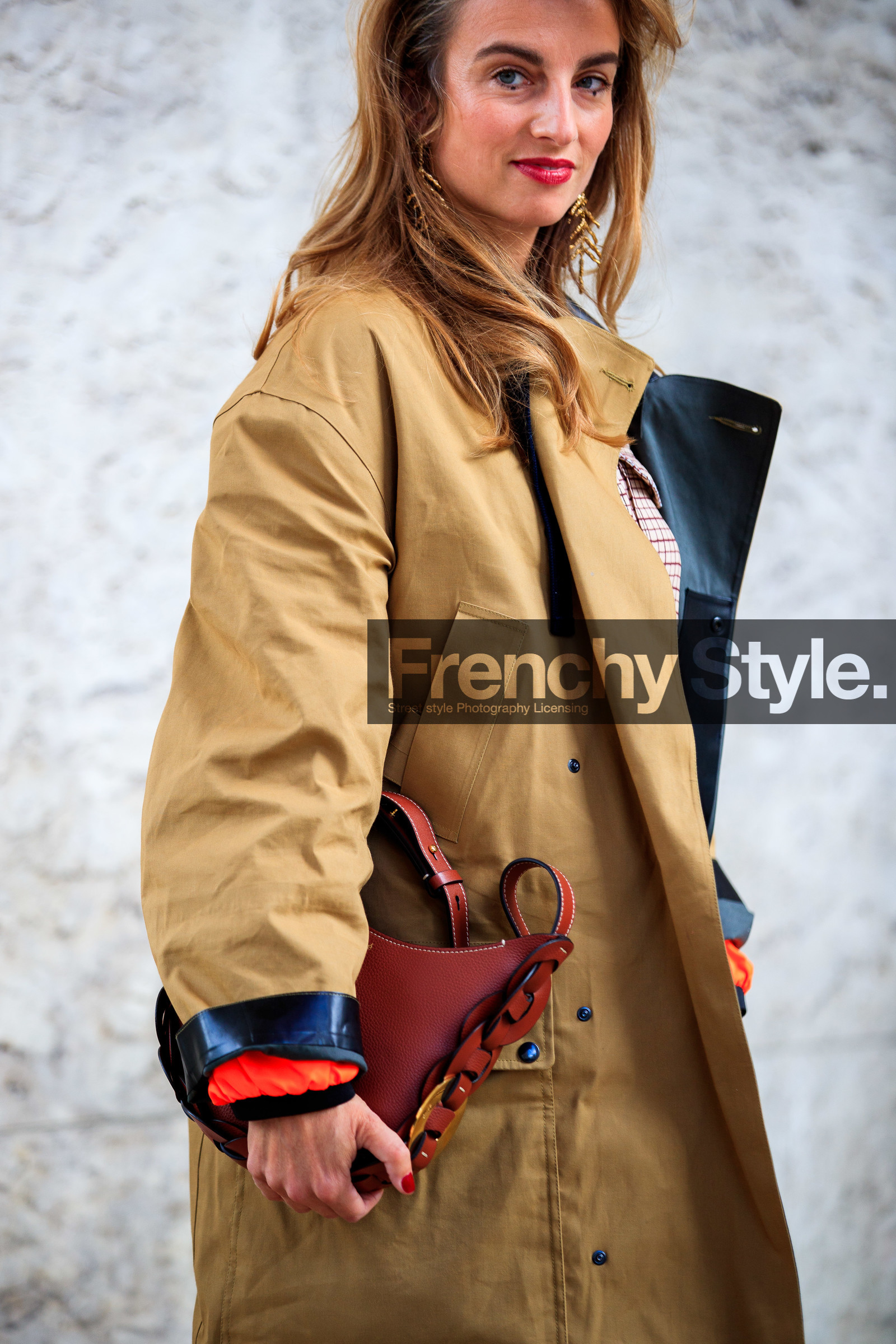 sonia sieff, camel trenchcoat, camel parka, brown leather bag, checked dress, burgundy dress, white dress, belted dress, button dress, chloe bag, chloe jacket, chloe look, chloe dress, fashion week, frenchystyle, FW, jonathan paciullo, street style, PFW, PARIS, SPRING SUMMER 2021, SS 21, vertical, atmosphere details, detail