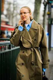 kaki trench, classic trench, blue shirt, black handbag, leather handbag, alexandra carl, street style, jonathan paciullo, FW, frenchystyle, fashion week, AUTUMN WINTER 2022-2023, FALL WINTER 2022_2023, FW 22-23, PFW, PARIS, vertical, detail