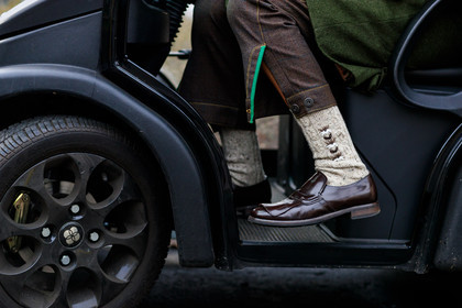 atmosphere details, AUTUMN WINTER 2017-2018, AW 17-18, brown loafers, brown pants, detail, FALL WINTER 2017-2018, fashion week, frenchystyle, FW, FW 17-18, green coat, horizontal, jonathan paciullo, leather shoes, MFW, MILAN, street style, trousers
