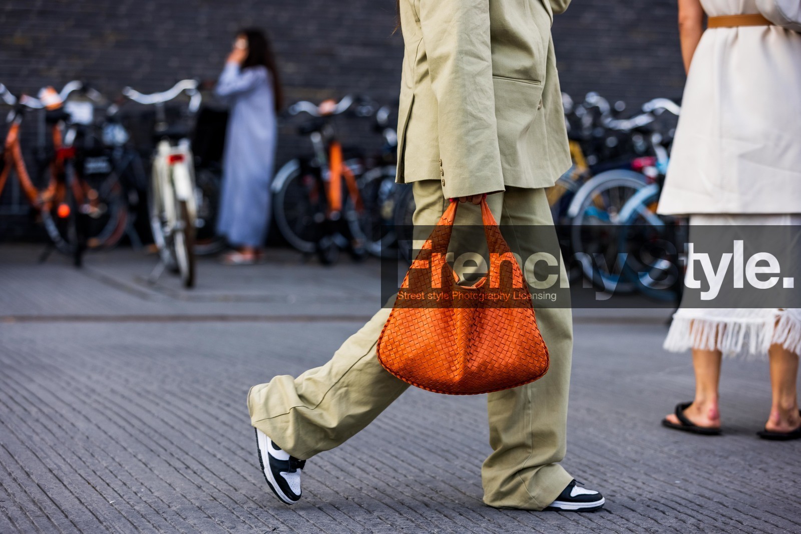 beige jacket, beige pants, beige suits, kaki jacket, kaki pants, kaki suits, orange leather bag, plaited bag, bottega veneta bag, hand bag, close up detail, bag detail, legs detail, loose pants, fashion week, frenchystyle, FW, jonathan paciullo, street style, SPRING SUMMER 2022, SS 22, COPENHAGEN, CPHFW, atmosphere details, horizontal