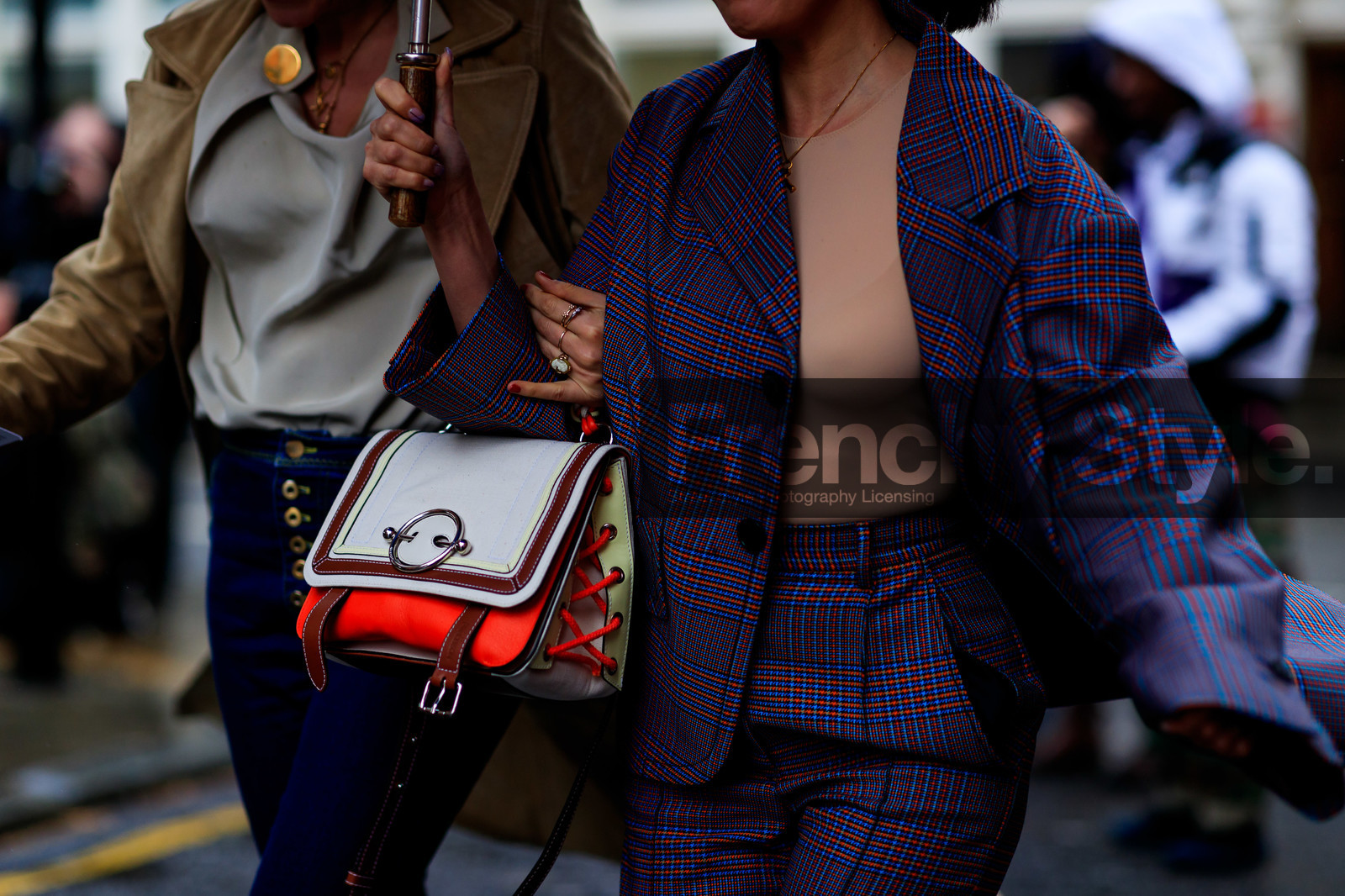 beige top, checked, graphic bag, graphic jacket, graphic pants, grey jacket, grey pants, grey suit, jw anderson, leather bag, plaid, printed bag, printed jacket, printed pants, Tiffany Hsu, trousers, white bag, LONDON, LFW, fashion week, frenchystyle, FW, jonathan paciullo, street style, AUTUMN WINTER 2019-2020, AW 19-20, FW 19-20, FALL WINTER 2019-2020, horizontal, atmosphere details, detail