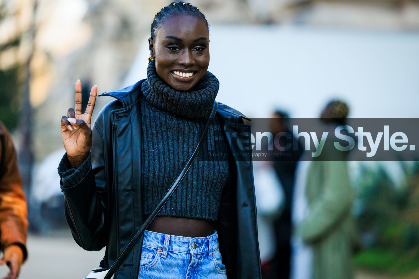 grey jumper, knitted jumper, knitwear, model, peace, classic jeans, model, braided hair, crossbody bag, fashion week, frenchystyle, FW, jonathan paciullo, street style, PARIS, PFW, SPRING SUMMER 2022, SS 22, atmosphere details, detail, horizontal