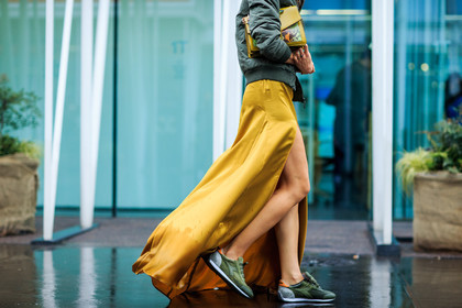 atmosphere details, AUTUMN WINTER 2016-2017, AW 16-17, bomber jacket, detail, FALL WINTER 2016-2017, fashion week, frenchystyle, FW, FW 16-17, green shoes, horizontal, jonathan paciullo, kaki jacket, kaki sneakers, LFW, LONDON, long dress, long hair, MENSWEAR, Sara Nicole Rossetto, street style, yellow dress