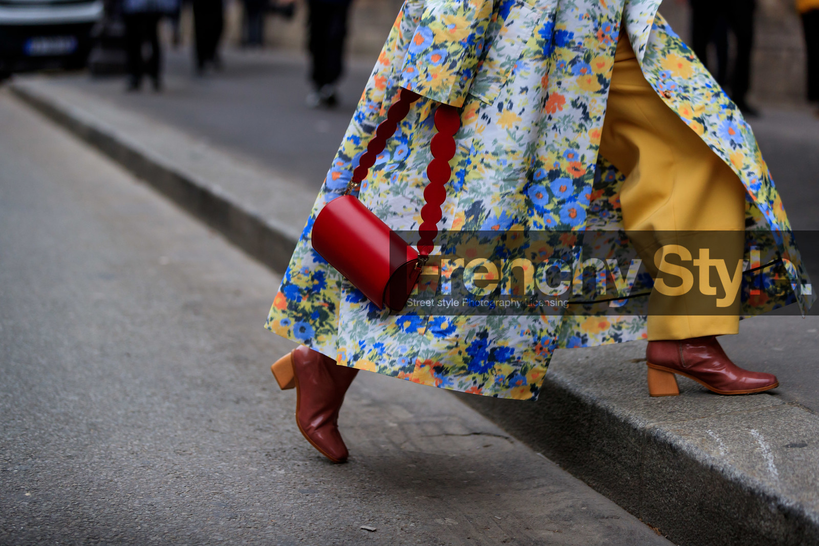 maria bernad, mutemuse bag, red leather bag, round shape bag, shoulder bag, floral printed jacket, floral printed trench coat, yellow pants, carrot pants, loose pants, camel leather boots, kitten heels boots, wooden heels shoes, bag detail, legs detail, close up detail, yellow trench coat, light blue trench coat, blue trench coat, multicolor trench coat, fashion week, frenchystyle, FW, jonathan paciullo, street style, PFW, PARIS, AUTUMN WINTER 2020-2021, FALL WINTER 2020-2021, FW 20-21, horizontal, detail, atmosphere details
