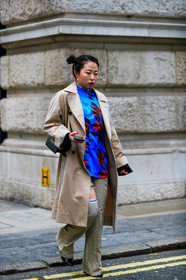 beige coat, beige pants, black bag, blue top, floral, flowers, graphic top, leather bag, printed top, trousers, street style, jonathan paciullo, FW, frenchystyle, fashion week, LFW, LONDON, AUTUMN WINTER 2019-2020, AW 19-20, FW 19-20, FALL WINTER 2019-2020, vertical, full length