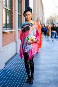 printed dress, asymetrical dress, flared dress, multicolor dress, highknee boots, pattent boots, black boots, baguette fendi bag, multicolor bag, creole loops, braided hair, hair bow, golden choker, jaime xie, fashion week, frenchystyle, FW, jonathan paciullo, street style, MFW, MILAN, FALL WINTER 2022_2023, AUTUMN WINTER 2022-2023, FW 22-23, vertical, full length