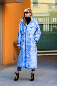 AUTUMN WINTER 2017-2018, AW 17-18, belted coat, black shoes, black turtleneck, FALL WINTER 2017-2018, fashion week, frenchystyle, full length, FW, FW 17-18, graphic coat, high heels, jonathan paciullo, leather shoes, MFW, MILAN, printed coat, street style, sunglasses, tie & die, trench coat, vertical