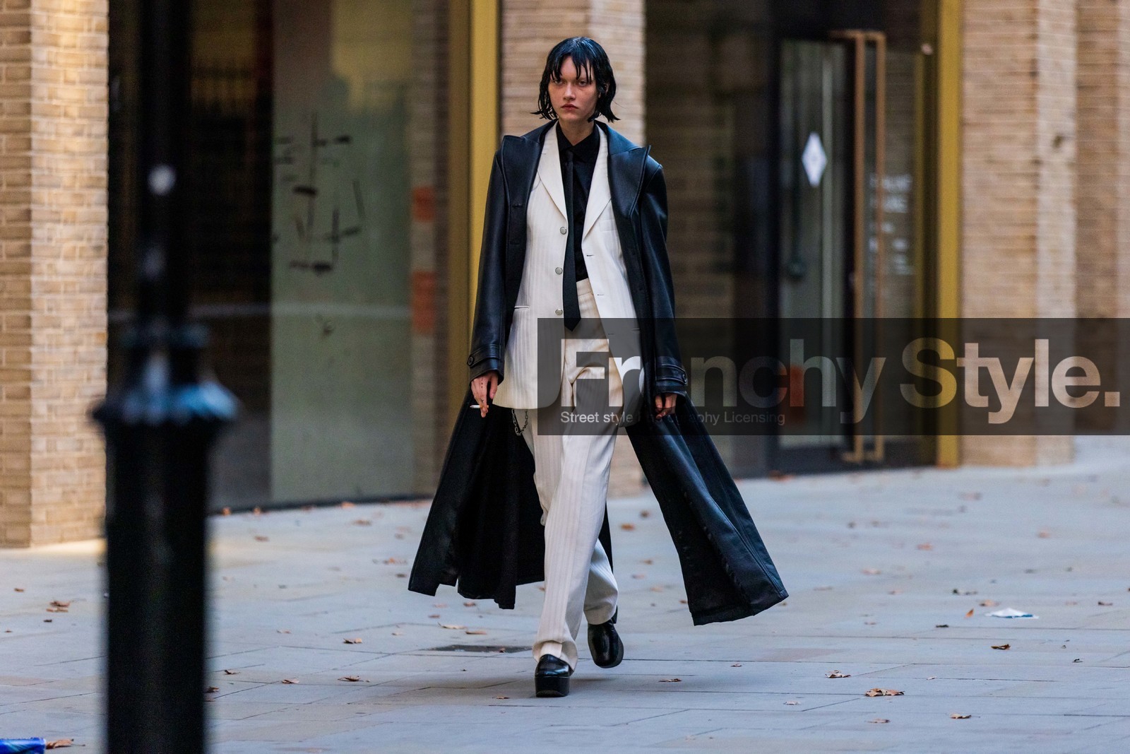 Sofia Steinberg, black, trench, leather, oversized, blazer, white, trousers, high waisted, heels, suit, fashion week, frenchystyle, FW, jonathan paciullo, street style, SPRING SUMMER 2022, SS 22, LFW, LONDON, horizontal, full length, atmosphere details, model