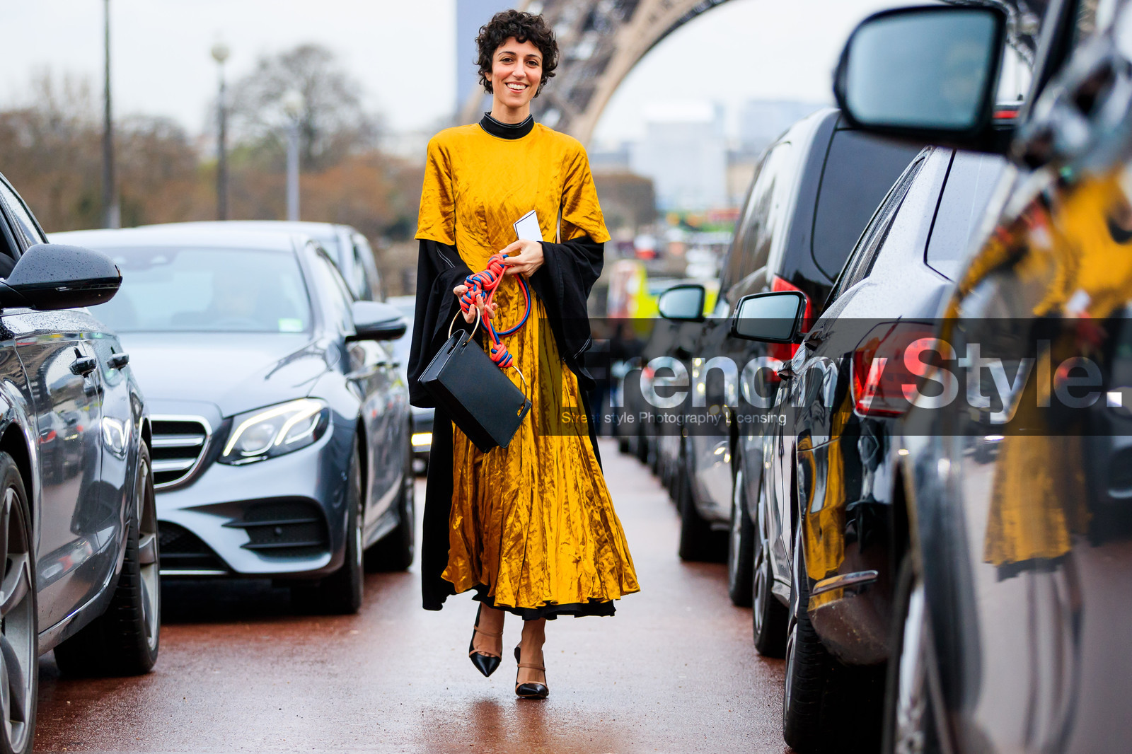 atmosphere details, AUTUMN WINTER 2017-2018, AW 17-18, black bag, black dress, black shoes, FALL WINTER 2017-2018, fashion week, frenchystyle, full length, FW, FW 17-18, high heels, horizontal, jonathan paciullo, leather bag, leather shoes, PARIS, PFW, street style, yasmin sewell, yellow dress