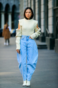 yoyo cao, blue jeans, white pullover, openwork pullover, light blue jeans, oversize jeans, mom jeans, fashion week, frenchystyle, FW, jonathan paciullo, street style, MFW, MILAN, AUTUMN WINTER 2020-2021, FALL WINTER 2020-2021, FW 20-21, vertical, full length