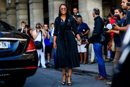black shoes, black skirt, black top, braids, high heels, leather bag, leather shoes, pleated skirt, sunglasses, white bag, fashion week, frenchystyle, FW, jonathan paciullo, street style, PFW, PARIS, atmosphere details, horizontal, full length, AUTUMN WINTER 2018-2019, FALL WINTER 2018-2019, FW 18-19