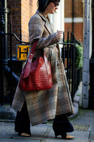 beige coat, beige shoes, checked, graphic jacket, high heels, houndstooth pattern, leather bag, leather shoes, plaid, printed jacket, red bag, sunglasses, trousers, fashion week, frenchystyle, FW, jonathan paciullo, street style, LFW, LONDON, AUTUMN WINTER 2018-2019, AW 18-19, FALL WINTER 2018-2019, FW 18-19, vertical, atmosphere details, detail