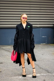 coperni dress, black dress, coperni, coperni bag, pink bag, black platform sandals, black trench, pink sunglasses, braid tails, regina anikiy, street style, jonathan paciullo, FW, frenchystyle, fashion week, AUTUMN WINTER 2022-2023, FALL WINTER 2022_2023, FW 22-23, PFW, PARIS, full length, vertical