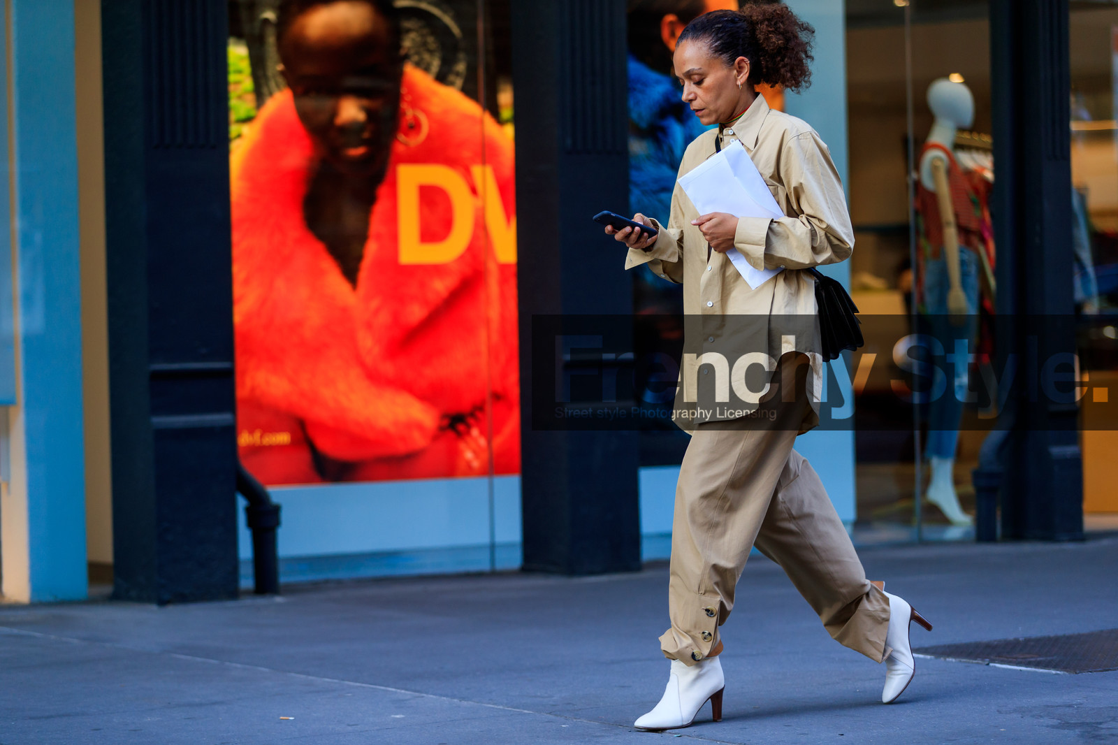 atmosphere details, beige pants, beige shirt, fashion week, frenchystyle, full length, FW, high heels, horizontal, jonathan paciullo, leather shoes, NEW YORK, NYFW, SPRING SUMMER 2018, SS 18, street style, tone on tone, total look beige, trousers, white shoes