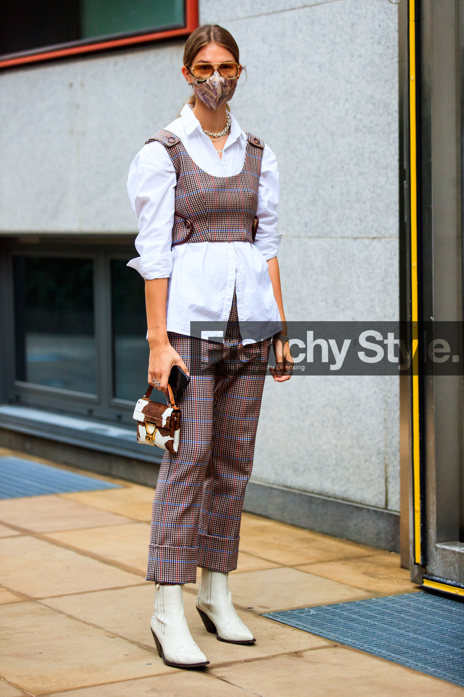 brown top, brown pants, red pants, red top, sleeveless top, cropped pants, cropped top, checked pants, checked top, white shirt, layered bra, layered top, fur bag, mini bag, hand bag, white leather boots, cowboy boots, metalic frame sunglasses, aviator sunglasses, silvered necklace, big chain necklace, multi necklace, covid face mask, jacqueline zelwis, street style, jonathan paciullo, FW, frenchystyle, fashion week, MFW, MILAN, SPRING SUMMER 2021, SS 21, vertical, full length