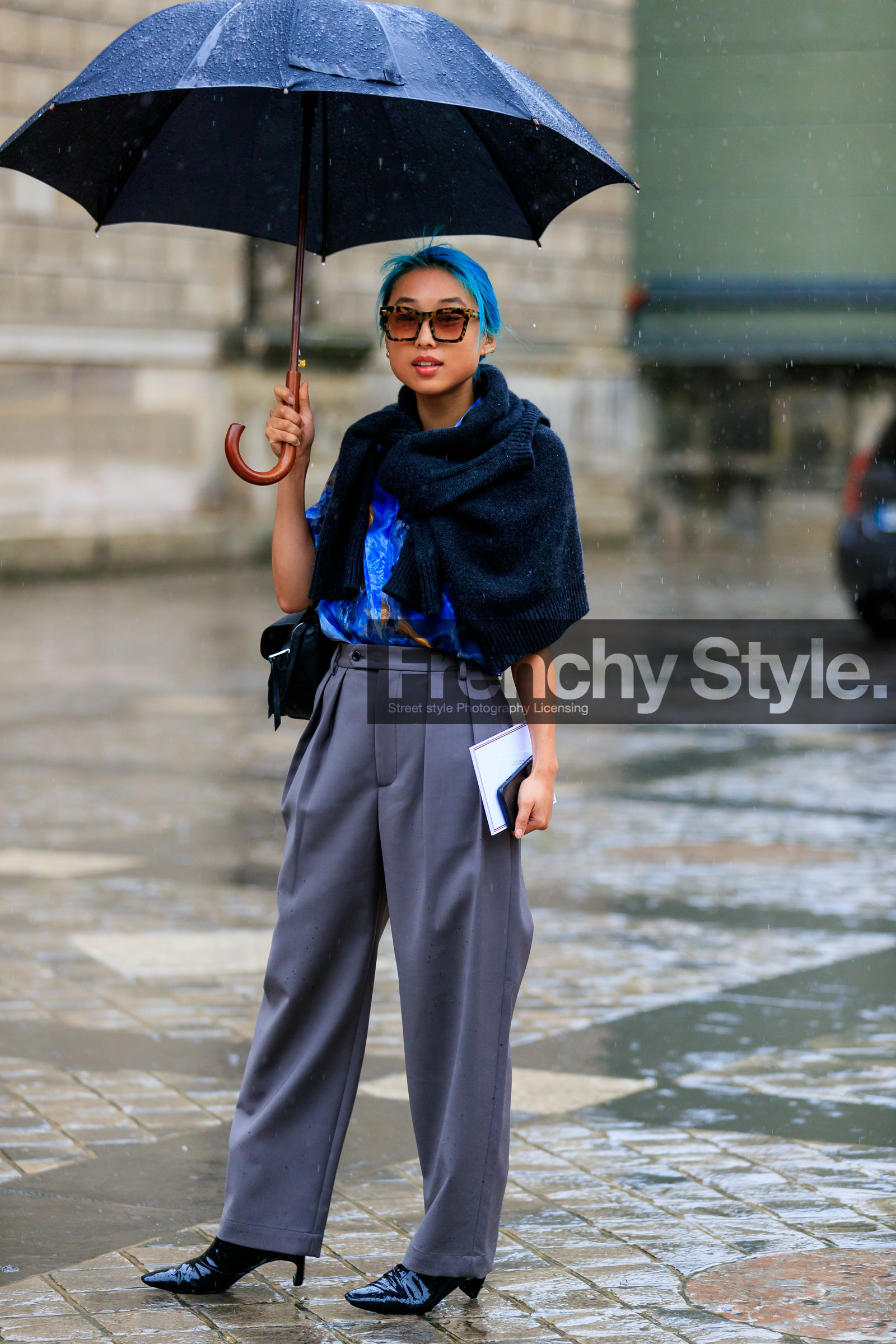 margaret zhang, blue hair, blue shirt, tie and dye shirt, grey pants, carrot pants, black pullover, scale sunglasses, dyed hair, loose pants, short sleeves shirt, black polish boots, high heels boots, fashion week, frenchystyle, FW, jonathan paciullo, street style, PFW, PARIS, vertical, full length