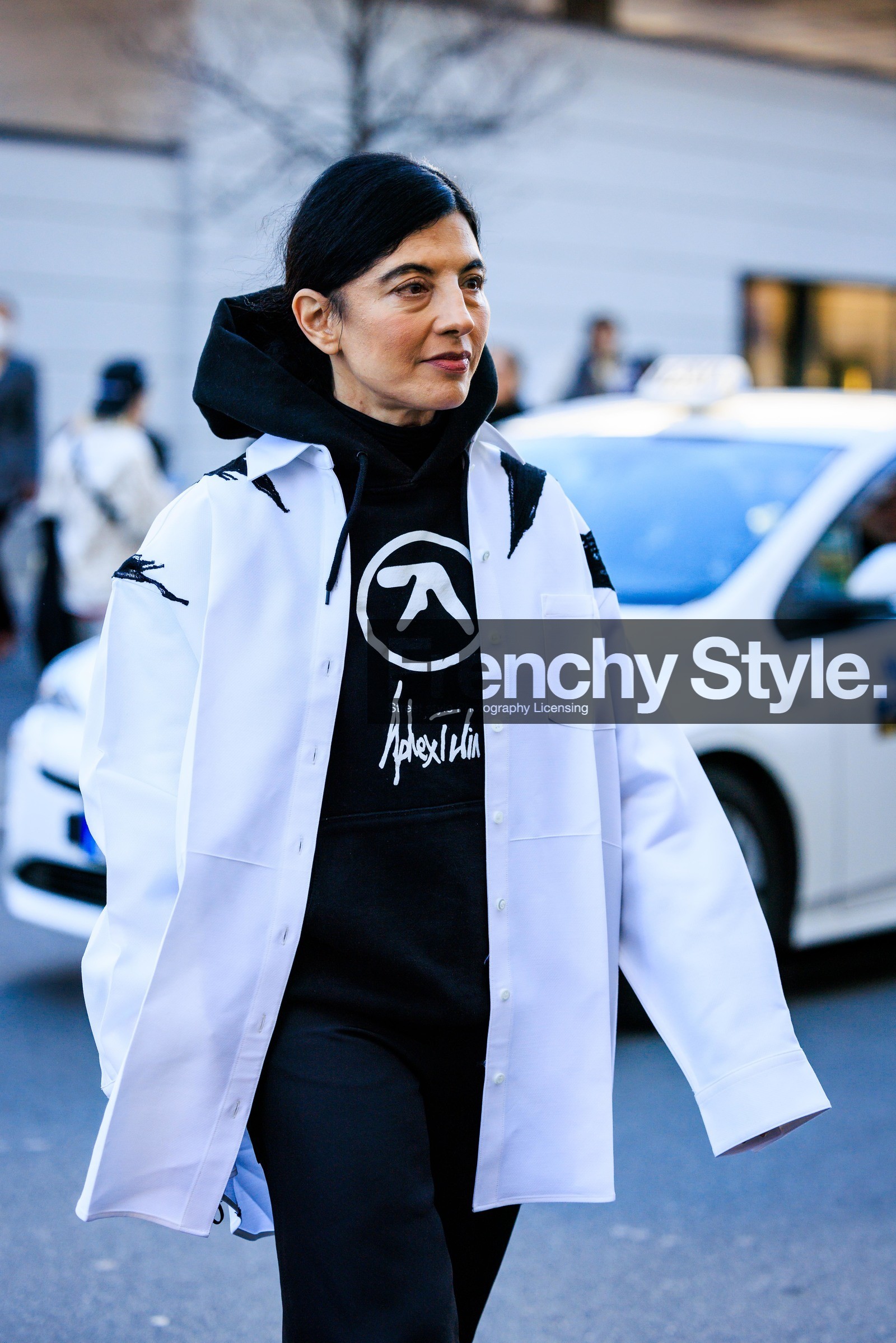 black hoodi, printed hoodie, white jacket, printed jacket, julie ragolia, fashion week, frenchystyle, FW, jonathan paciullo, street style, vertical, atmosphere details, detail