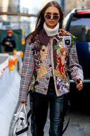 black leather pants, white leather bag, michael kors bag, silvered chain strap bag, embroidered jacket, beige jacket, checked jacket, white pullover, turtleneck pullover, round shape sunglasses, metalic frame sunglasses, multi pocket pants, golden jacket, red jacket, plaid jacket, fashion week, frenchystyle, FW, jonathan paciullo, street style, NYFW, NEW YORK, AUTUMN WINTER 2020-2021, FALL WINTER 2020-2021, FW 20-21, vertical, atmosphere details, detail