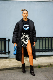 coperni logo tshirt, coperni, puffed jacker, winter jacket, black coat, cow print skirt, mini skirt, animal print skirt, black tshirt, coperni bag, blue baf, cow print bag, leather bottines, black bottines, sarah lysander, street style, jonathan paciullo, FW, frenchystyle, fashion week, AUTUMN WINTER 2022-2023, FALL WINTER 2022_2023, FW 22-23, PFW, PARIS, full length, vertical
