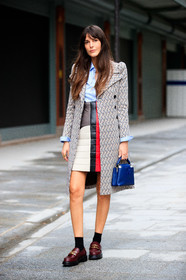 leia sfez, light blue shirt, beige coat, geometrical printed coat, striped skirt, white leather skirt, red leather skirt, black leather skirt, blue leather bag, burgundy leather loafers, quilted skirt, hand bag, louis vuitton bag, louis vuitton coat, louis vuitton skirt, louis vuitton shoes, louis vuitton total look, PARIS, PFW, fashion week, frenchystyle, FW, jonathan paciullo, street style, SPRING SUMMER 2021, SS 21, vertical, full length