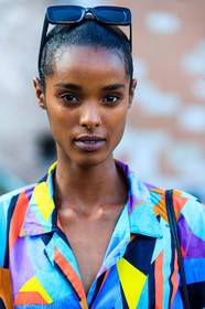 vintage shirt, geometrical printed shirt, multicolor shirt, light blue shirt, purple shirt, orange shirt, square shape glasses, scale sunglasses, close up detail, make up details, nose piercing, fashion week, frenchystyle, FW, jonathan paciullo, street style, MFW, MILAN, SPRING SUMMER 2021, SS 21, vertical, detail, model