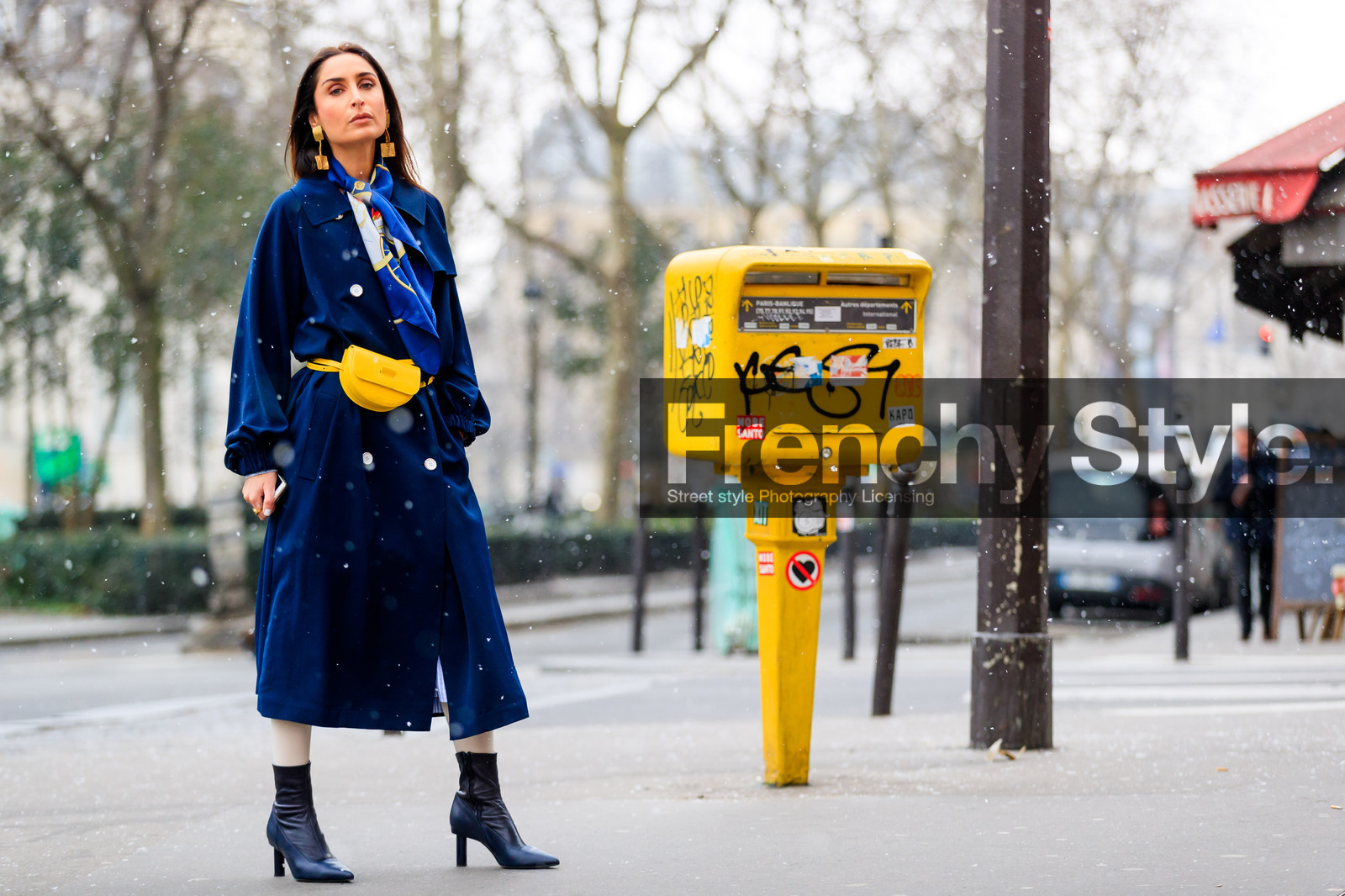 black shoes, blue coat, blue scarf, earrings, fanny pack, high heels, leather bag, leather shoes, trench coat, yellow bag, fashion week, frenchystyle, FW, jonathan paciullo, street style, PFW, PARIS, AUTUMN WINTER 2018-2019, FALL WINTER 2018-2019, FW 18-19, horizontal, atmosphere details, full length, erin adamson