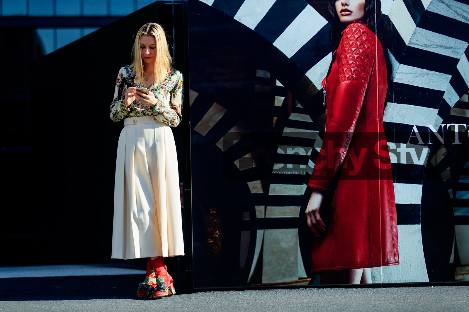 atmosphere details, beige shirt, beige skirt, fashion week, frenchystyle, full length, FW, graphic shirt, gucci, high heels, horizontal, jonathan paciullo, leather shoes, MFW, MILAN, printed shirt, printed shoes, red shoes, SPRING SUMMER 2018, SS 18, street style