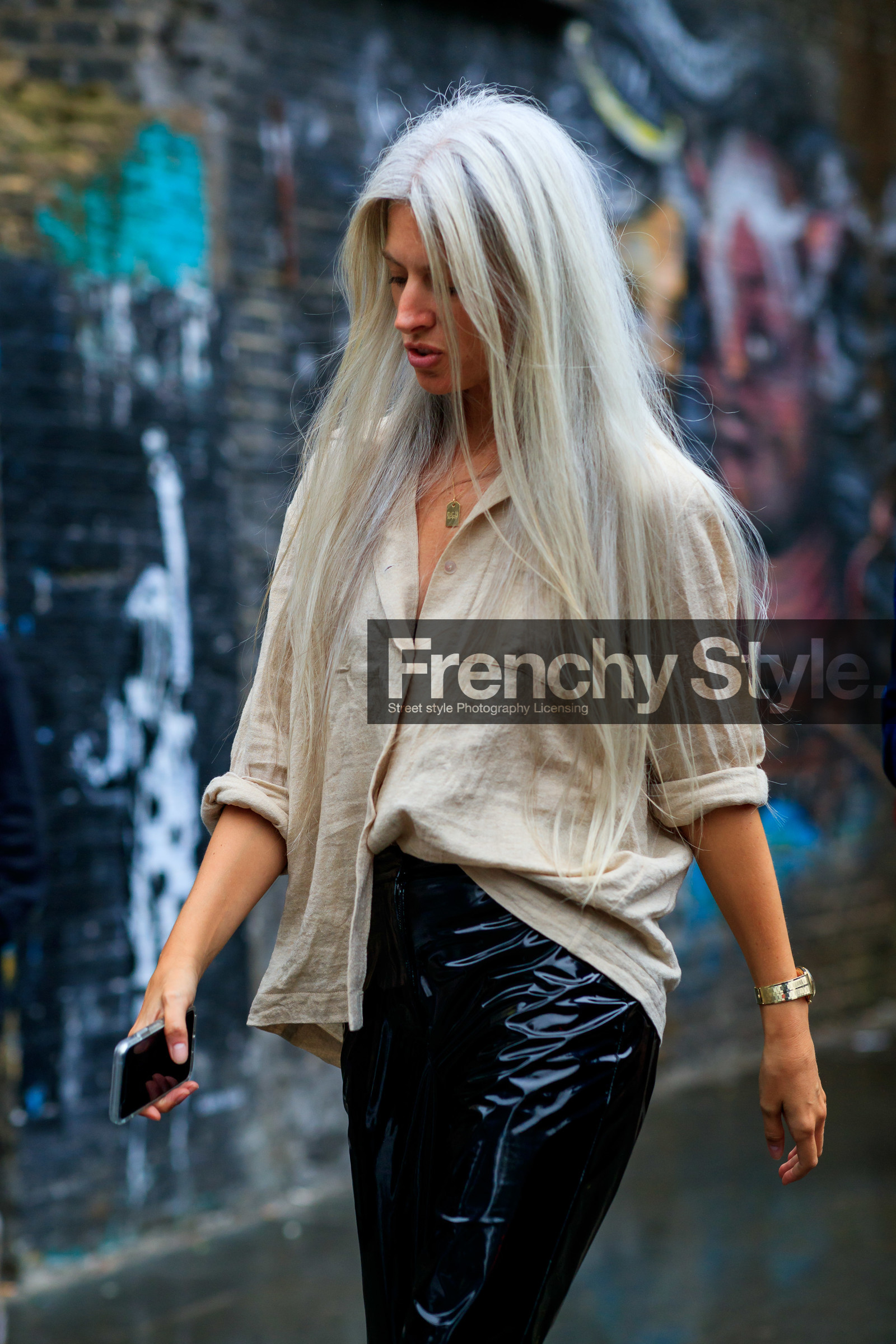 sarah harris, light beige shirt, loose shirt, golden watch, fashion week, frenchystyle, FW, jonathan paciullo, street style, vertical, detail, atmosphere details