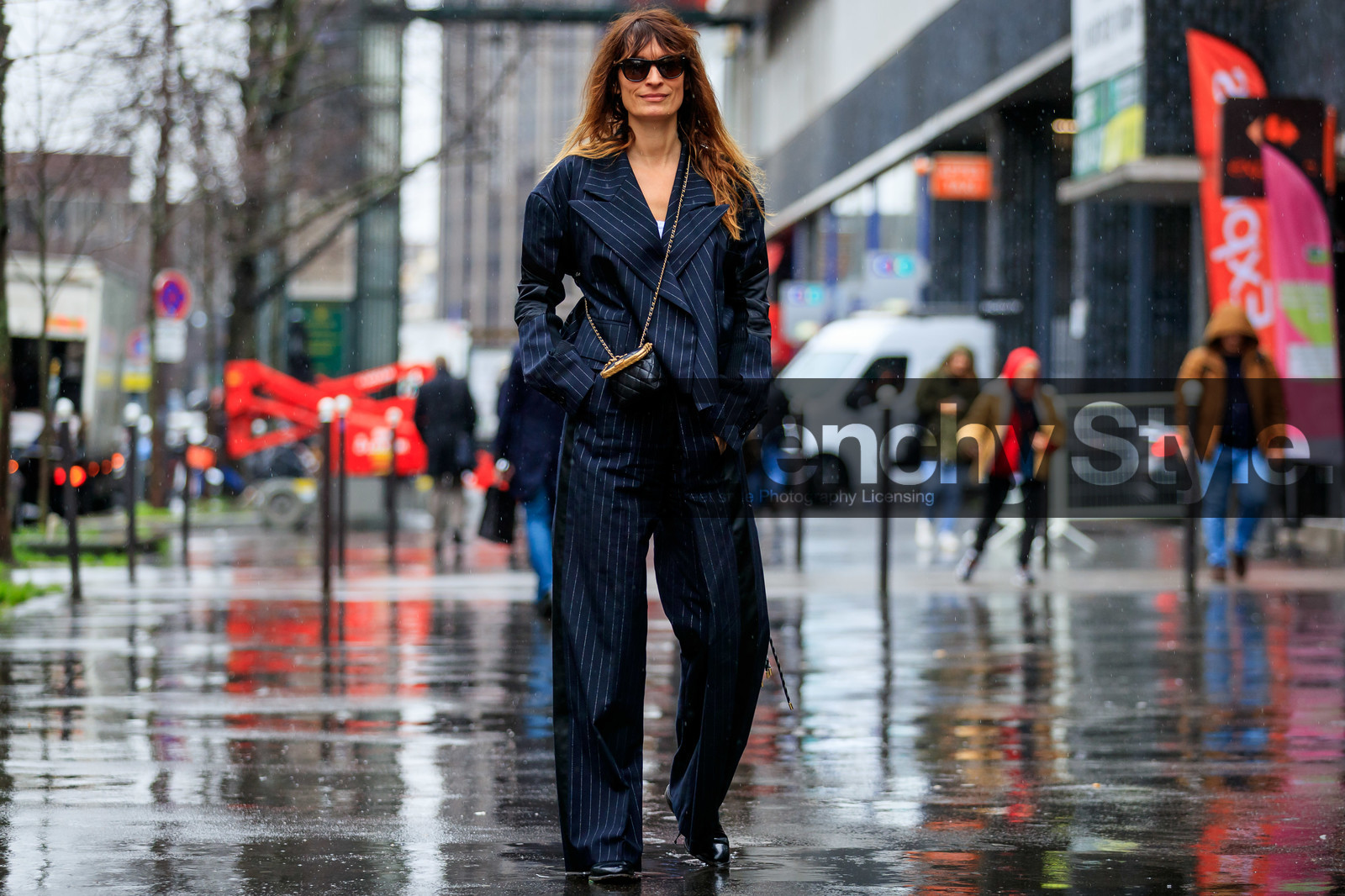 caroline de maigret, navy blue jacket, navy blue pants, striped jacket, striped pants, black leather bag, crossbody bag, quilted bag, mini bag, chanel bag, stella mccartney look, fashion week, frenchystyle, FW, jonathan paciullo, street style, PFW, PARIS, horizontal, atmosphere details, full length