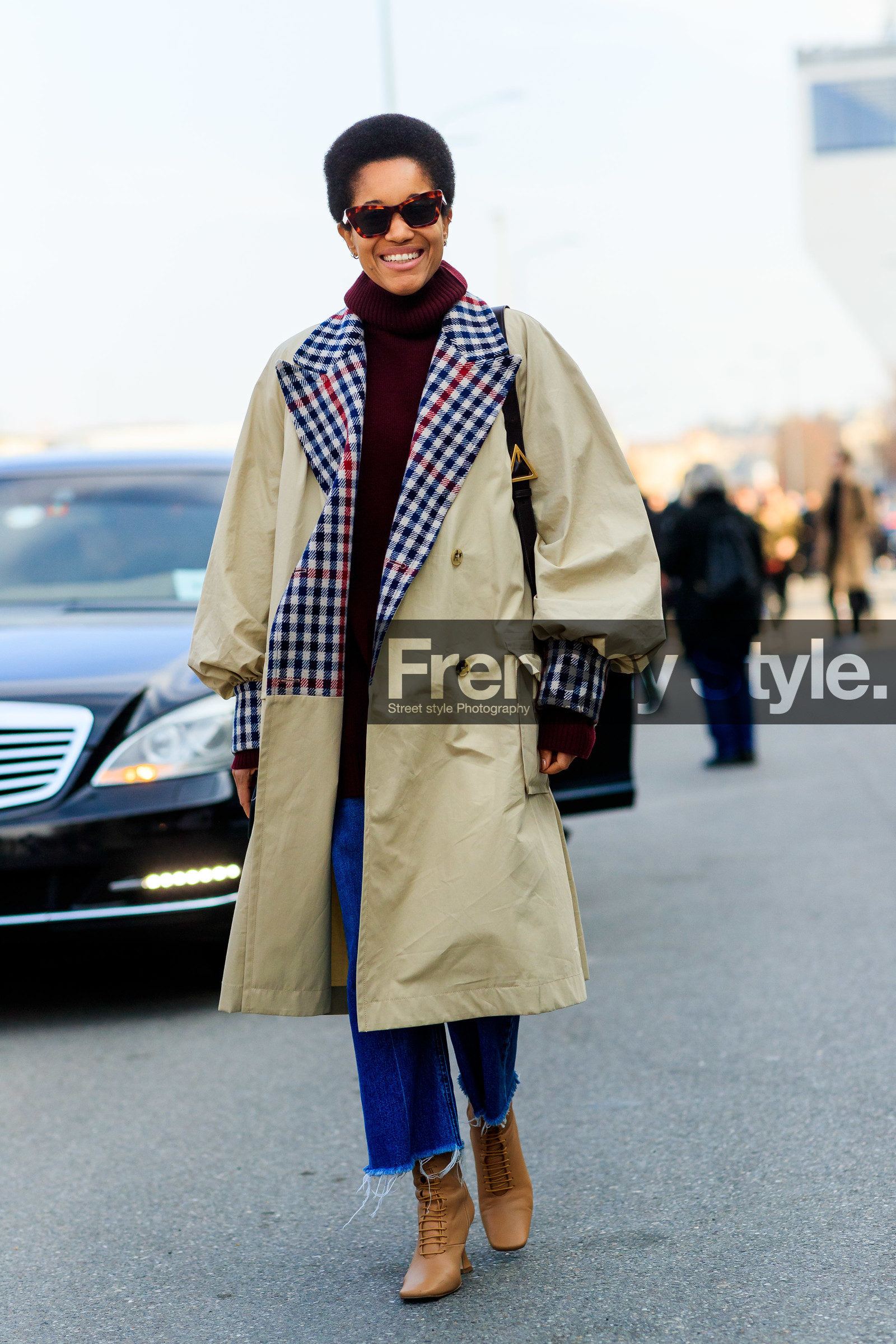 tamu mcpherson, light beige trench coat, checked trench coat, navy blue trench coat, burberry pullover, turtleneck pullover, scale sunglasses, blue jeans, used jeans, beige leather boots, laced boots, red trench coat, fashion week, frenchystyle, FW, jonathan paciullo, street style, MFW, MILAN, AUTUMN WINTER 2020-2021, FALL WINTER 2020-2021, FW 20-21, vertical, full length