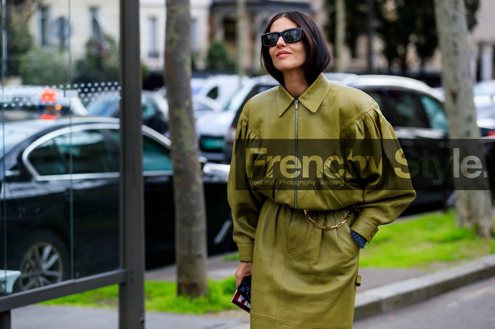 alessandra ambrosio, kaki leather jacket, kaki leather skirt, zipped jacket, mid long skirt, belted skirt, metalic belt, golden chain belt, square shape glasses, scale sunglasses, miu miu jacket, miu miu skirt, fashion week, frenchystyle, FW, jonathan paciullo, street style, PFW, PARIS, horizontal, atmosphere details, detail