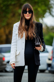 leia sfez, black jacket, black pullover, black legging, black sunglasses, black leather bag, square shape glasses, tom ford sunglasses, white jacket, bicolor jacket, tweed jacket, chanel bag, chanel jacket, chanel total look, PARIS, PFW, fashion week, frenchystyle, FW, jonathan paciullo, street style, SPRING SUMMER 2021, SS 21, vertical, atmosphere details, detail