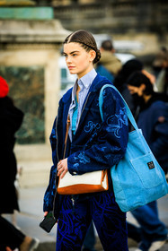 back details, braided hair, dior, model, blue shirt, printed jacket, blue jacket, blue tote bag, crossbody bag, blue pants, printed pants, fashion week, frenchystyle, FW, jonathan paciullo, street style, AUTUMN WINTER 2022-2023, FALL WINTER 2022_2023, FW 22-23, PFW, PARIS, vertical, detail