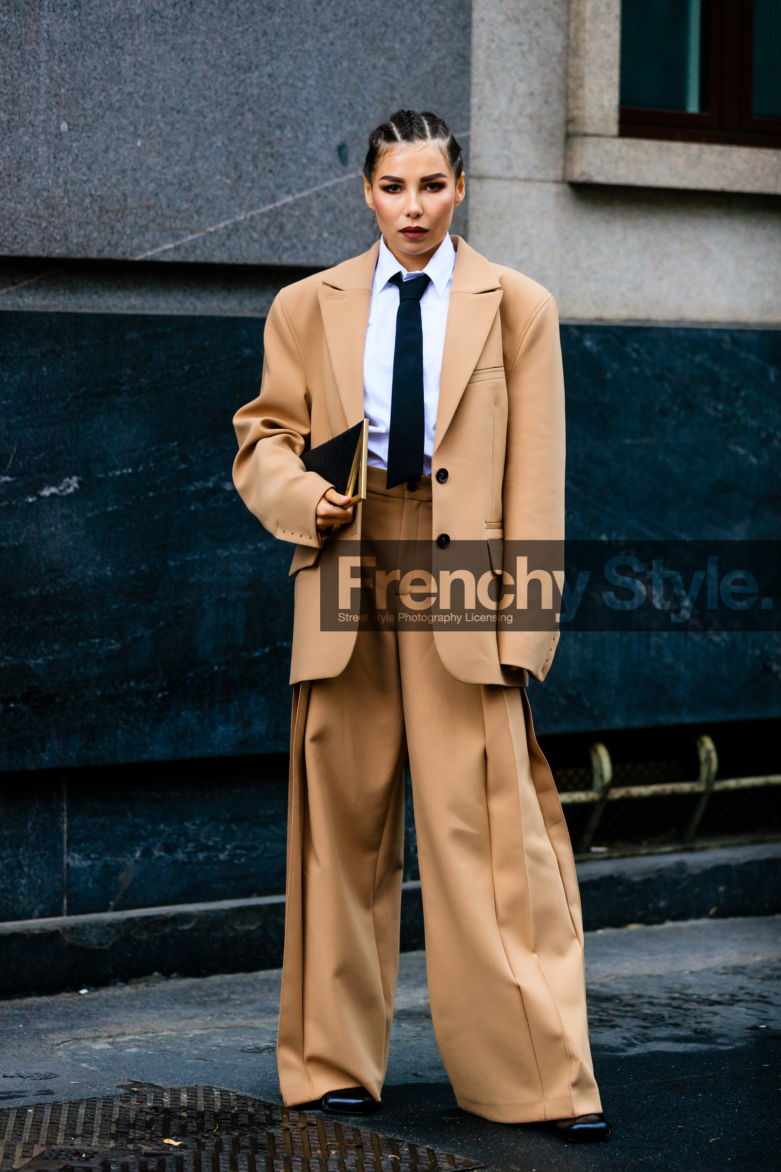 beige jacket, beige pants, beige suits, camel pants, camel suits, camel jacket, oversize jacket, oversize pants, oversize suits, boyish look, white shirt, black tie, black leather clutch, high waist pants, pleated pants, bottega veneta bag, loose pants, loose jacket, karina nigay, street style, jonathan paciullo, FW, frenchystyle, fashion week, MFW, MILAN, SPRING SUMMER 2021, SS 21, vertical, full length