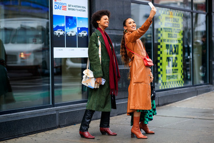 elaine welteroth, model, camel leather boots, camel leather coat, camel leather jacket, coach bag, coach coat, coach jacket, green dress, printed dress, low boots, high heels boots, red leather bag, crossbody bag, asymetrical dress, iphone, kaki jacket, kaki coat, suede jacket, white leather bag, black leather pants, red leather boots, cowboy boots, burgundy scarf, fashion week, frenchystyle, FW, jonathan paciullo, street style, NYFW, NEW YORK, AUTUMN WINTER 2020-2021, FALL WINTER 2020-2021, FW 20-21, horizontal, atmosphere details, full length