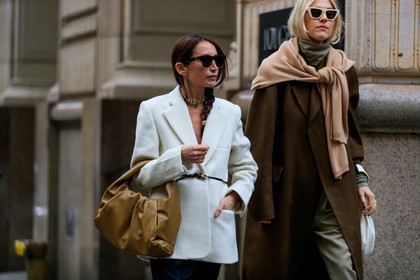 chloe loulou de saison, linda tol, white jacket, belted jacket, bottega veneta bag, bottega veneta belt, chanel necklace, silvered choker, pearl necklace, camel leather bag, hand bag, black leather belt, black sunglasses, fashion week, frenchystyle, FW, jonathan paciullo, street style, NYFW, NEW YORK, AUTUMN WINTER 2020-2021, FALL WINTER 2020-2021, FW 20-21, horizontal, atmosphere details, detail