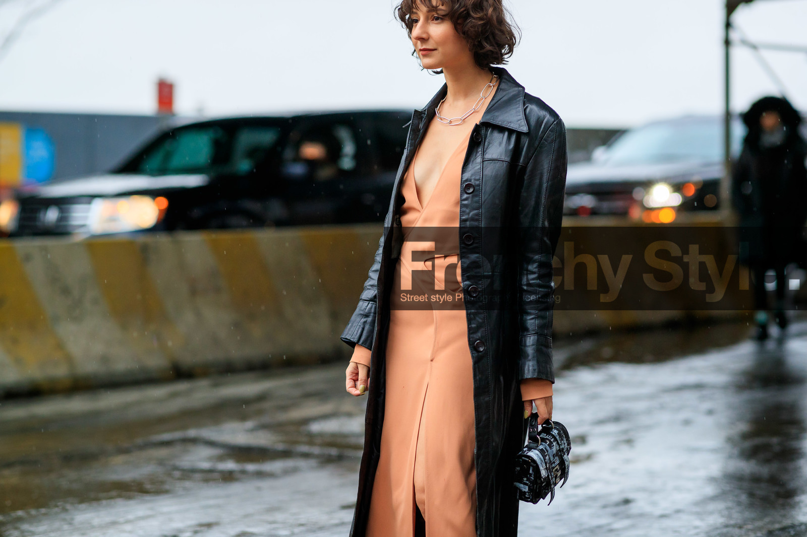 alyssa coscarelli, black leather jacket, long jacket, nude dress, low necked dress, long dress, wrap dress, split dress, black leather bag, painted bag, hand bag, big chain necklace, silver necklace, silvered necklace, fashion week, frenchystyle, FW, jonathan paciullo, street style, NYFW, NEW YORK, AUTUMN WINTER 2020-2021, FALL WINTER 2020-2021, FW 20-21, horizontal, atmosphere details, detail