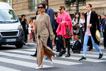 nausheen shah, knit dress, knitwear, beige dress, long sleeves dress, split dress, belted dress, long dress, drape dress, big earrings, black earrings, big sunglasses, round shape earrings, white earrings, golden earrings, white leather shoes, kitten heels shoes, sling back shoes, PARIS, PFW, SPRING SUMMER 2020, SS 20, fashion week, frenchystyle, FW, jonathan paciullo, street style, horizontal, atmosphere details, full length