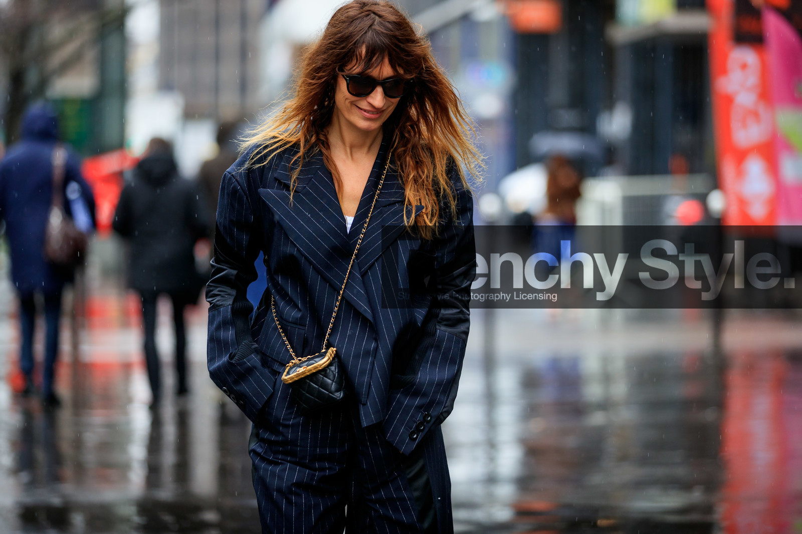 caroline de maigret, navy blue jacket, navy blue pants, striped jacket, striped pants, black leather bag, crossbody bag, quilted bag, mini bag, chanel bag, stella mccartney look, fashion week, frenchystyle, FW, jonathan paciullo, street style, PFW, PARIS, horizontal, atmosphere details, detail