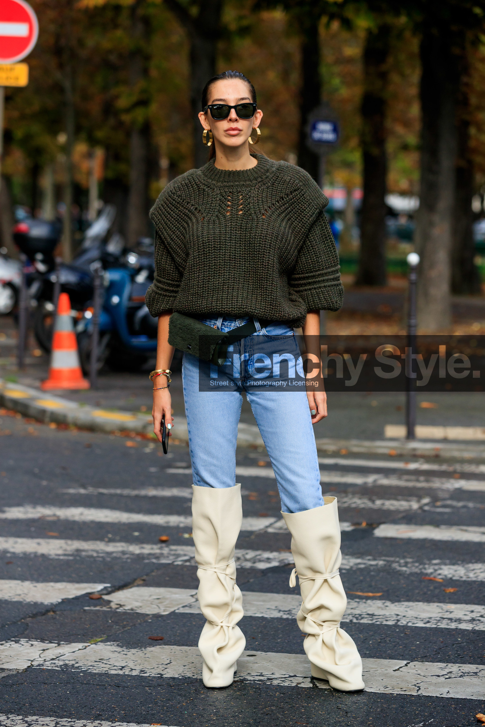 estelle pigault, white leather boots, high boots, laced boots, platform shoes, light blue jeans, kaki pullover, kaki leather bag, kaki leather belt, belt bag, fur bag, fur belt, box bag, rayban sunglasses, hoop earrings, golden earrings, black sunglasses, scale sunglasses, PARIS, PFW, SPRING SUMMER 2020, SS 20, fashion week, frenchystyle, FW, jonathan paciullo, street style, vertical, full length