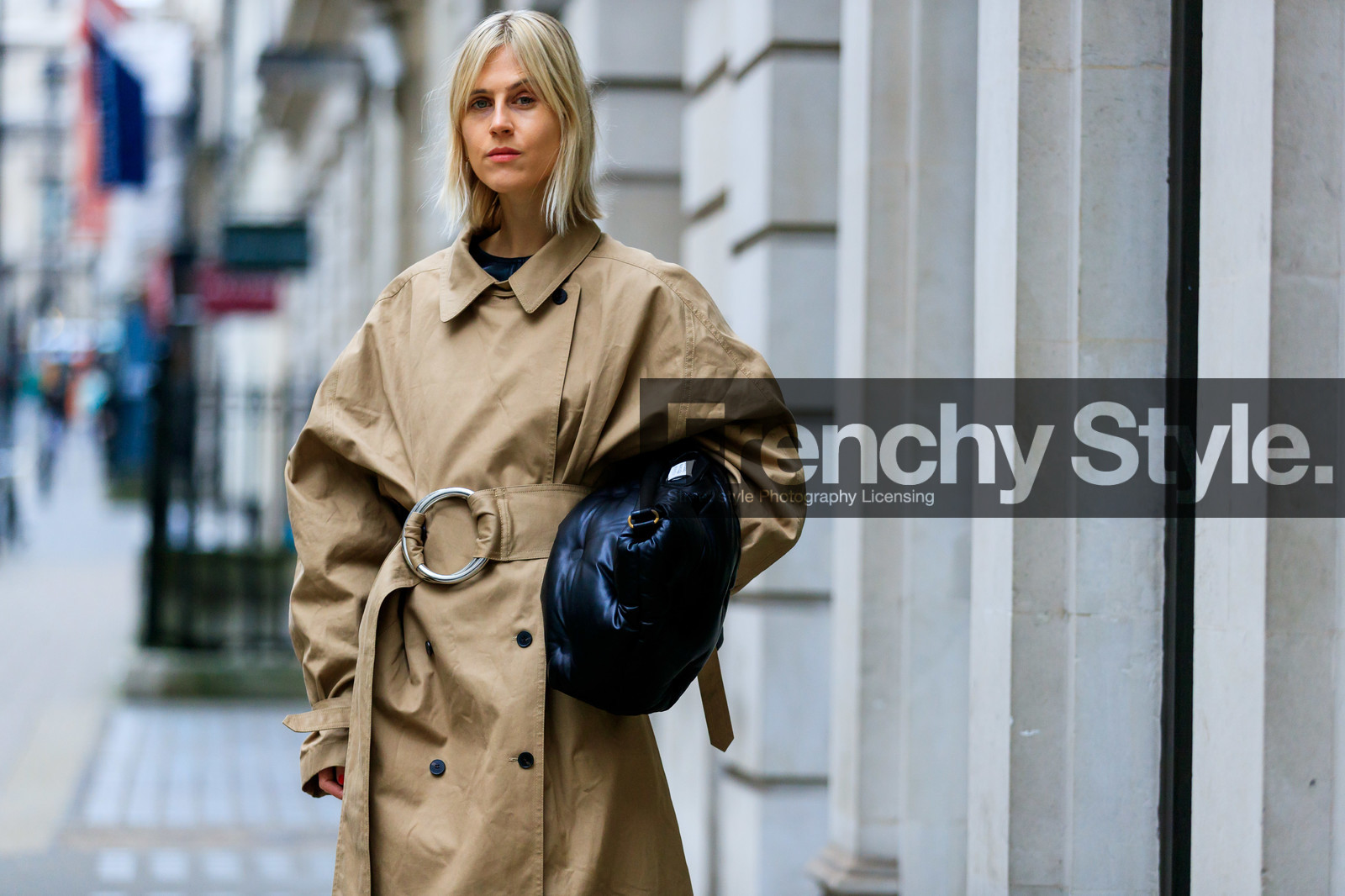 beige coat, black bag, leather bag, linda tol, maison martin margiela, trench coat, street style, jonathan paciullo, FW, frenchystyle, fashion week, LFW, LONDON, AUTUMN WINTER 2019-2020, AW 19-20, FW 19-20, FALL WINTER 2019-2020, horizontal, atmosphere details, detail