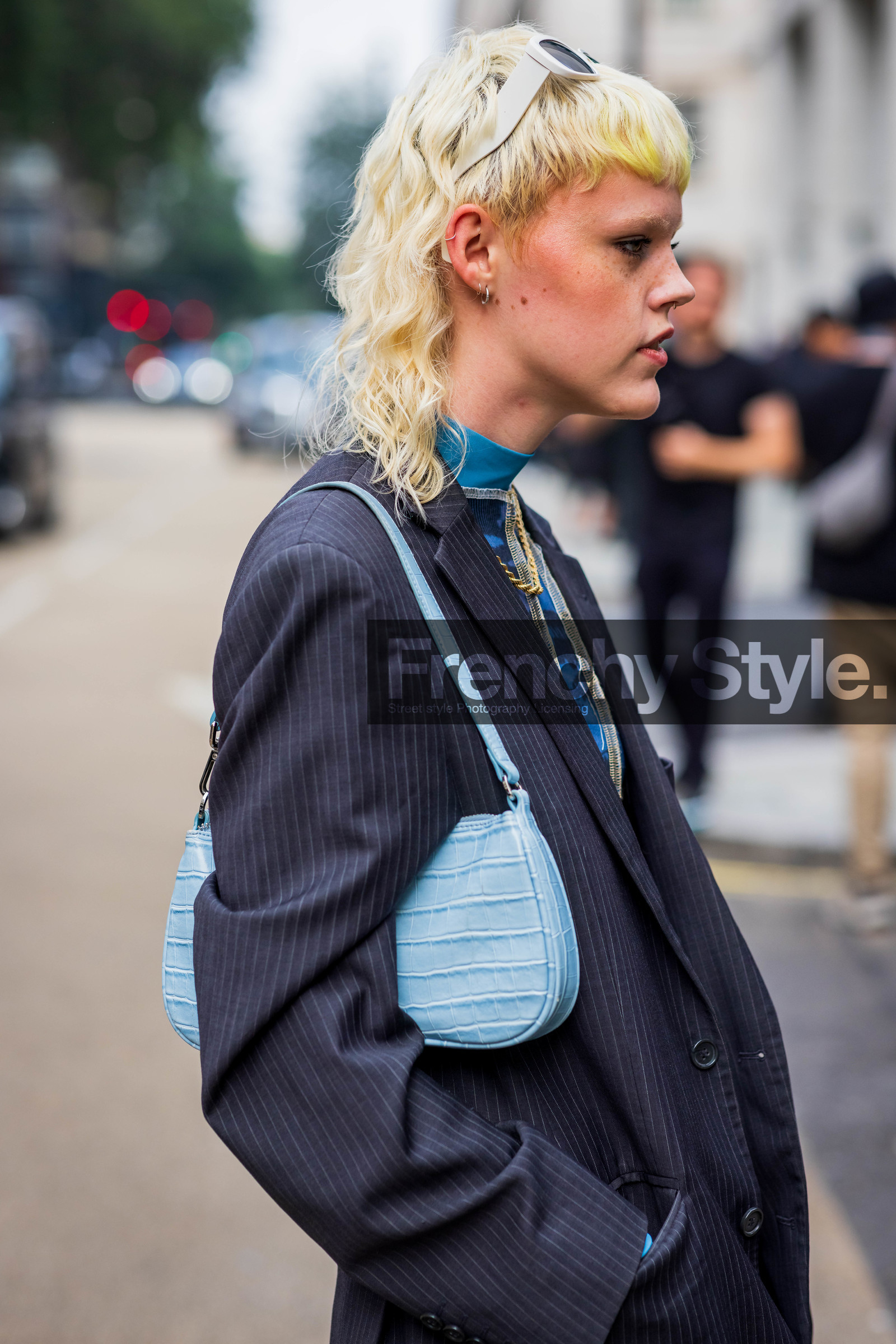 mini bag, handbag, blazer, navy blue, sunglasses, fashion week, frenchystyle, FW, jonathan paciullo, street style, SS 22, SPRING SUMMER 2022, LFW, LONDON, vertical, atmosphere details, detail