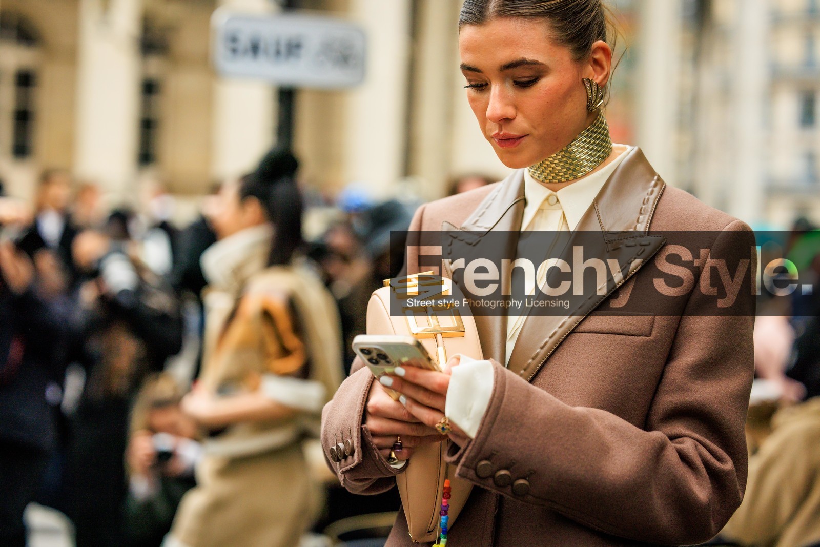 fendi bag, cream bag, logo bag, brown blazer, dual toned blazer, choker, golden choker, golden earrings, iphone, fashion week, frenchystyle, FW, jonathan paciullo, street style, PARIS, PFW, SPRING SUMMER 2022, SS 22, detail, atmosphere details, horizontal, zita d hauteville